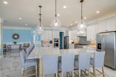 Have a big breakfast at the kitchen bar before heading out to the beach!