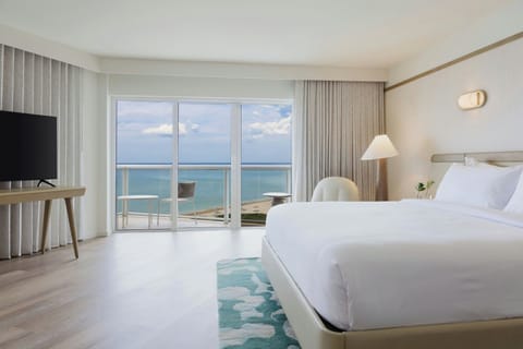 Room, 1 King Bed, Oceanfront (Mobility/Hearing Access, Roll-in Shwr) | Pillowtop beds, in-room safe, desk, blackout drapes