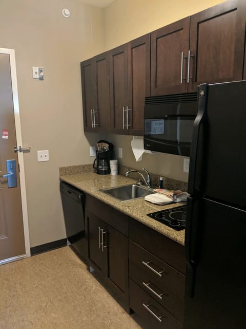 Full-size fridge, microwave, oven, stovetop