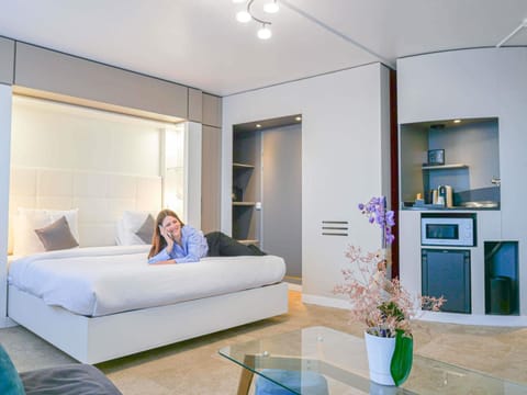 Premium bedding, in-room safe, desk, blackout drapes