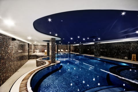 Indoor pool, sun loungers