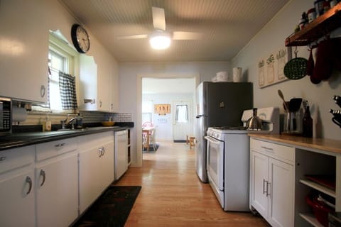 House, 4 Bedrooms | Private kitchen | Stovetop, coffee/tea maker, cookware/dishes/utensils