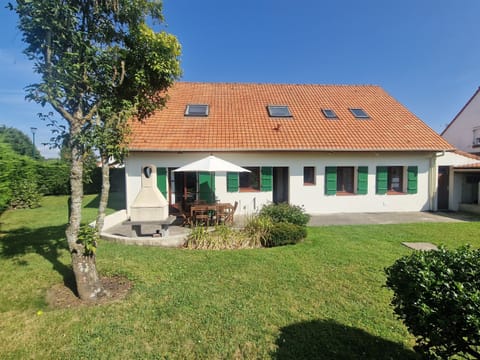 La maison est agréable, à quelques kilomètres seulement de la mer. Les équipements extérieurs ont rendu le week end plus festif et familial. Les hôtes sont très réactifs et toujours très aimables.