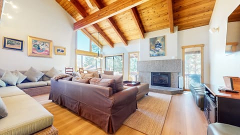 Condo, 5 Bedrooms | Living area | Smart TV