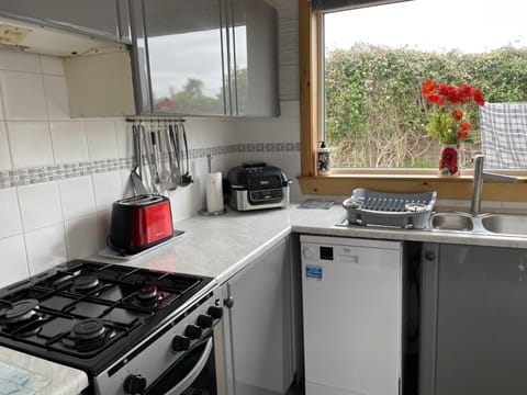 House | Private kitchen | Fridge, microwave, oven, stovetop