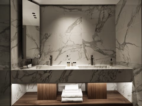 Deluxe Suite with Garden View | Bathroom | Shower, free toiletries, hair dryer, towels