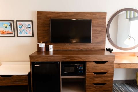 Desk, iron/ironing board, rollaway beds, free WiFi