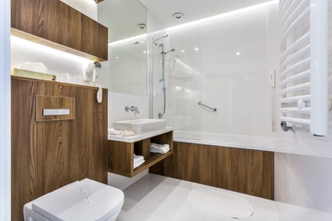 Superior Room | Hypo-allergenic bedding, in-room safe, desk, laptop workspace