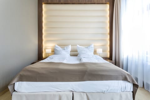 Superior Room | Hypo-allergenic bedding, in-room safe, desk, laptop workspace