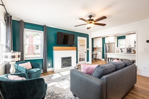 Open Floor Plan Living Room & Kitchen