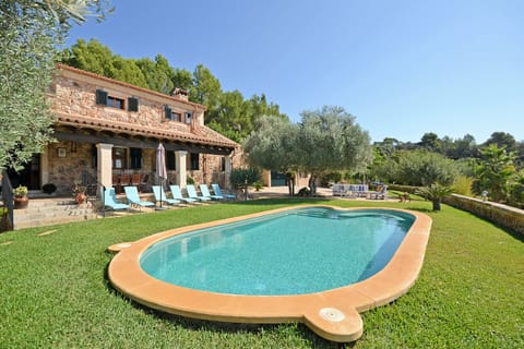 Cocons, a charming country house with pool in Sineu, Mallorca. Perfect for enjoying rural tranquility in a unique natural setting.