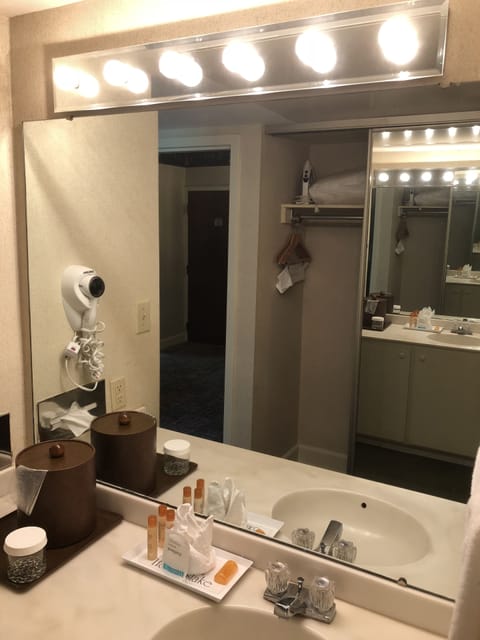 Combined shower/tub, hair dryer, towels