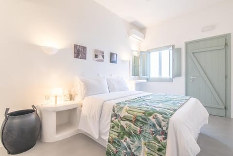 Double Room, Partial Sea View | Hypo-allergenic bedding, minibar, in-room safe, desk