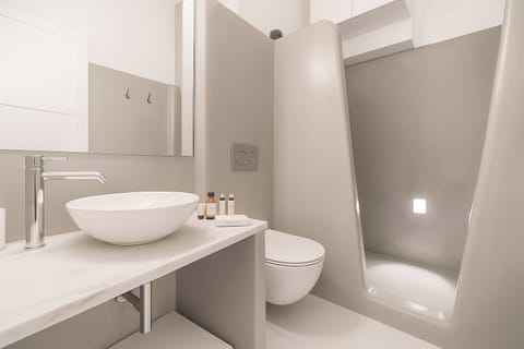 Double Room with Caldera View & Outdoor Hot Tub | Bathroom | Shower, free toiletries, hair dryer, towels