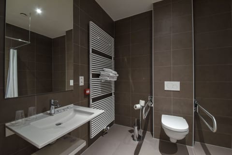 Deluxe Double Room | Bathroom | Free toiletries, hair dryer, towels