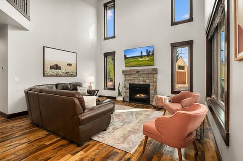 Sunrise Ridge in Suncadia. - Large leather sectional, gas fireplace, and TV w/HuluTV!