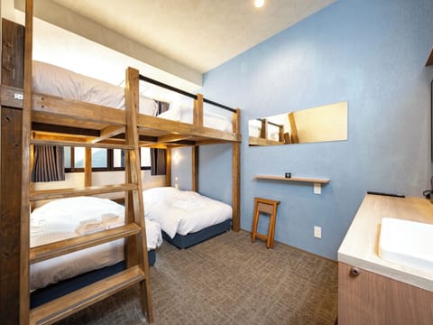 4 person room