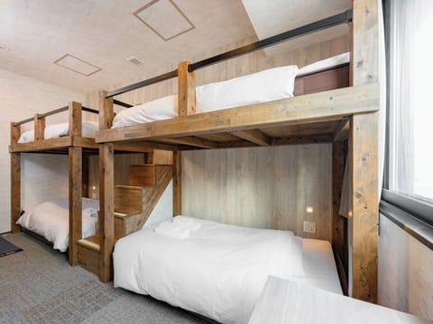 4 person room with bathtub