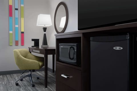 King Studio With  Sofa | Hypo-allergenic bedding, in-room safe, desk, laptop workspace