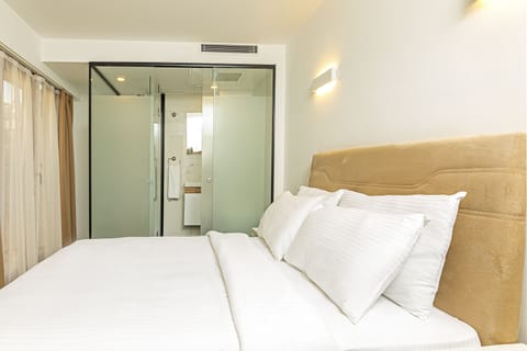 Premium bedding, minibar, in-room safe, soundproofing