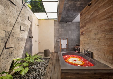 Shower, rainfall showerhead, free toiletries, hair dryer