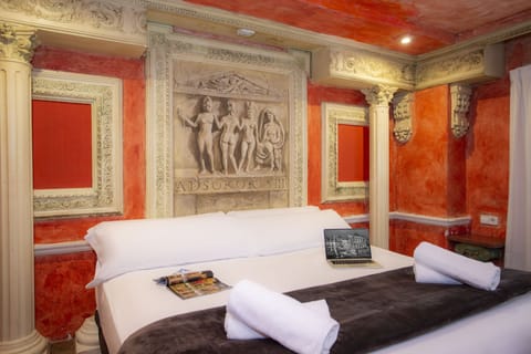 Luxury Suite, Hot Tub | Hypo-allergenic bedding, down comforters, individually decorated