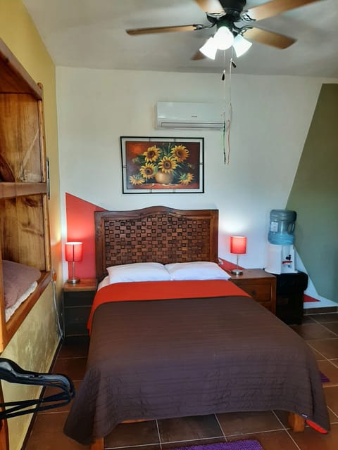 Colorful self-contained suite + Roku TV, AC, drink water, matrimonial bed +++