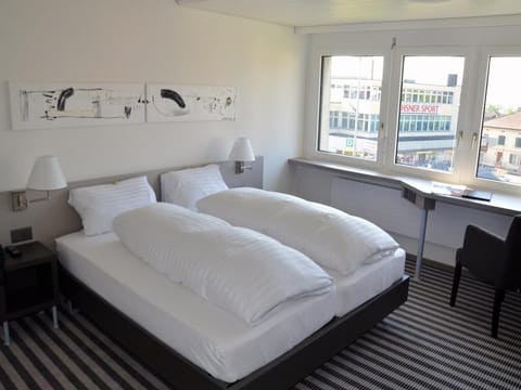 Triple Room | Hypo-allergenic bedding, desk, blackout drapes, free WiFi