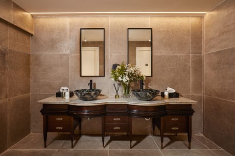 Lunch and dinner served, international cuisine