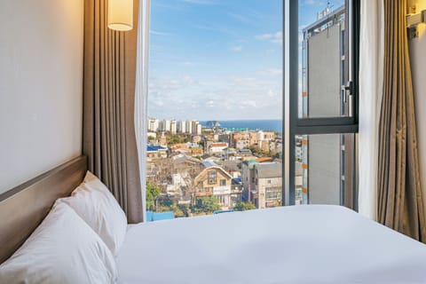 Premium Ocean Double, Ocean View, Non Smoking | Down comforters, desk, laptop workspace, blackout drapes