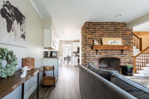 A beautiful kitchen nest between the dinning room and family room