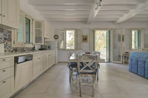 Traditional Villa | Private kitchen | Full-size fridge, microwave, oven, stovetop