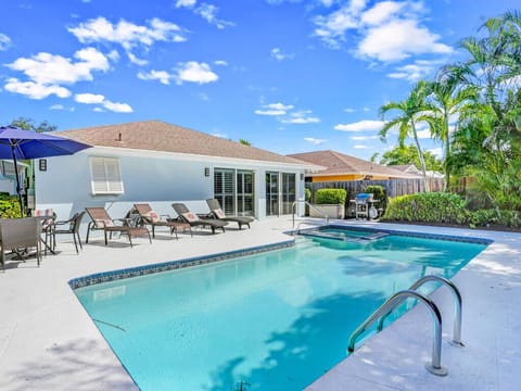Backyard Patio, Private Saltwater Pool & Spa, Weber Grill