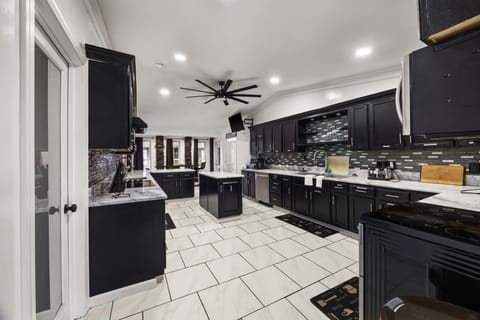 Well equipped kitchen for all of your cooking needs