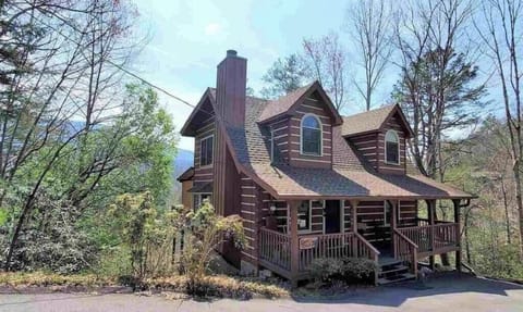 Bear's Nest Atop Eagle Lane: Welcome!  We have plenty of private parking.