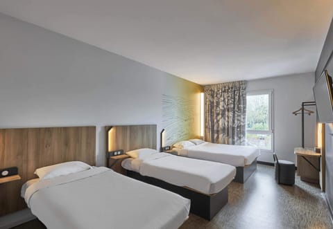 Quadruple Room | Desk, soundproofing, free WiFi, bed sheets