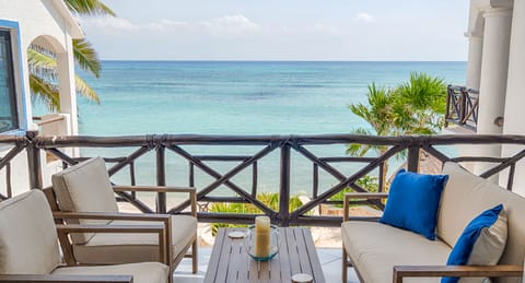 Oceanfront Condo with Spectacular Views, Private Balconies & Poo