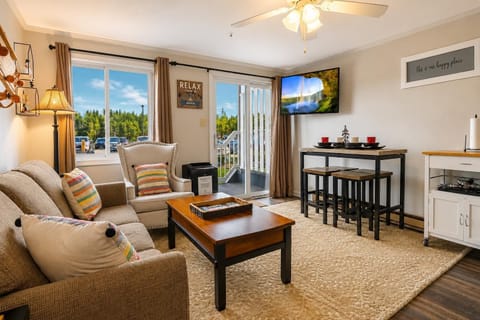 Escape to Mountain Lodge 111, a cozy and stylish one-bedroom retreat just a short walk from the Village, thoughtfully designed for the perfect Snowshoe getaway.