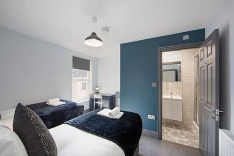 House | 5 bedrooms, iron/ironing board, free WiFi, bed sheets