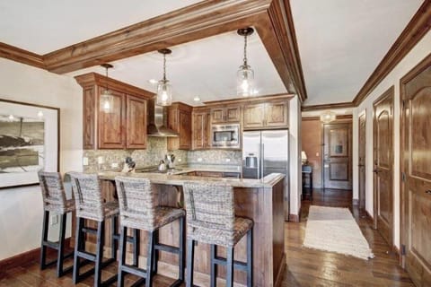 Condo (Vail_Ritz-Carlton_3Bed_MtnView) | Private kitchen | Dining tables