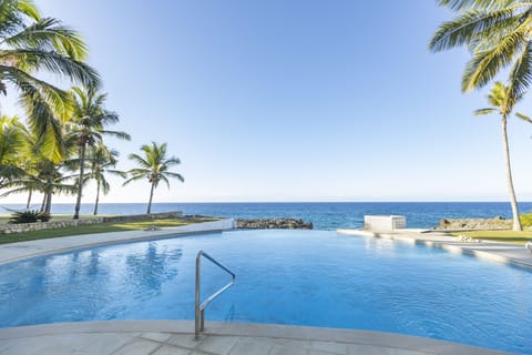 Amazing view of  the infinite pool and ocean.
