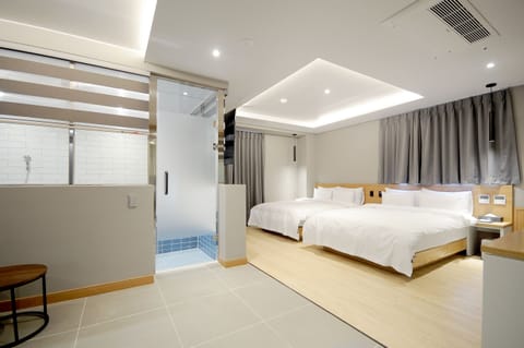 Suite Poolvilla | Individually furnished, laptop workspace, free WiFi, bed sheets