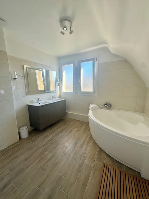 Deluxe Room, 1 Queen Bed, Sea View, Oceanfront | Bathroom | Free toiletries, hair dryer, towels, soap