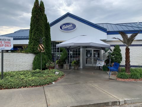 Great breakfast spot in complex.  30 sec walk!