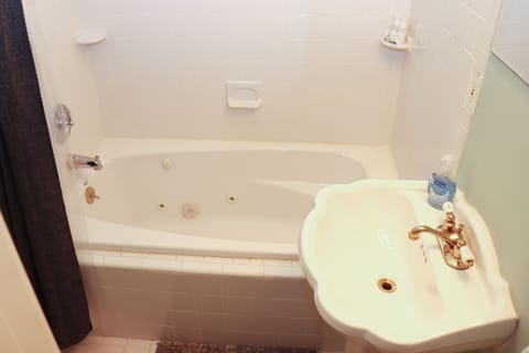 Jacuzzi Tub/Shower combo in your own private full bathroom!