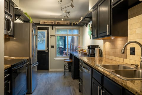 Full Kitchen with 2 toolbar seats breakfast area.