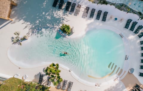 Seasonal outdoor pool, pool umbrellas, sun loungers
