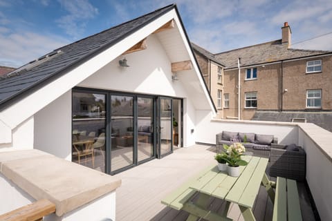 Llys Y Celeste decking area