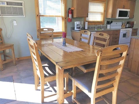 Dining space for 6 with additional seating at the counter