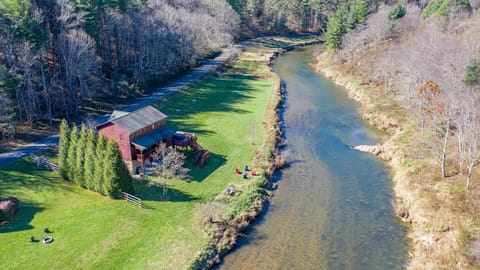 Your own stretch of riverbank right outside the door. Adirondack chairs, a fire pit, and open lawn set the scene at Riverbend Retreat.